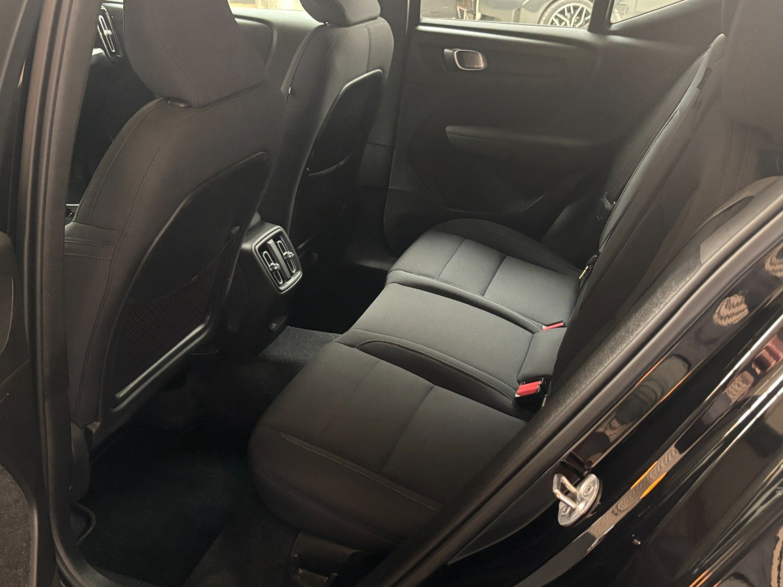 Sort Volvo XC40 fra 2024