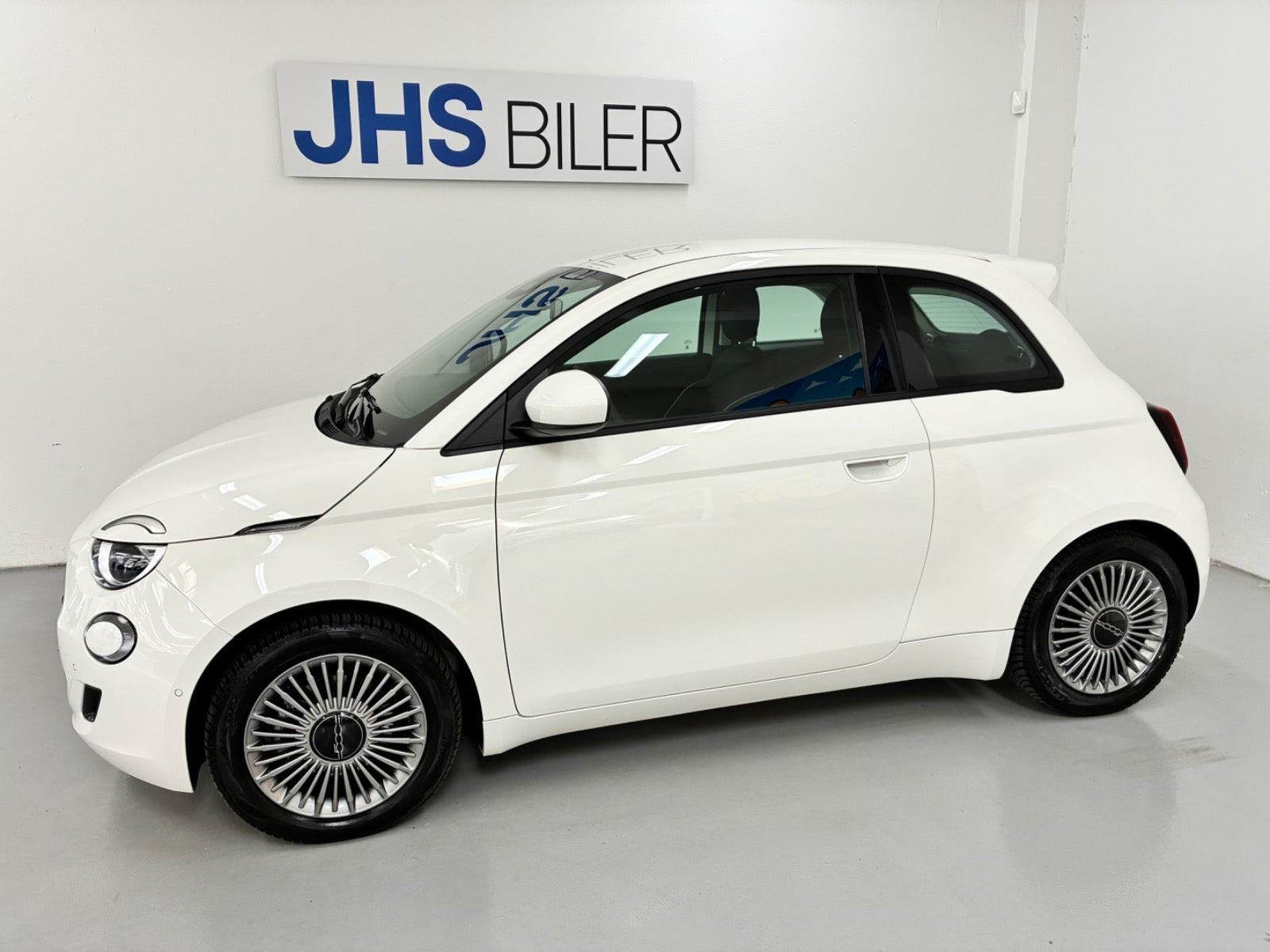 Hvid Fiat 500e fra 2023