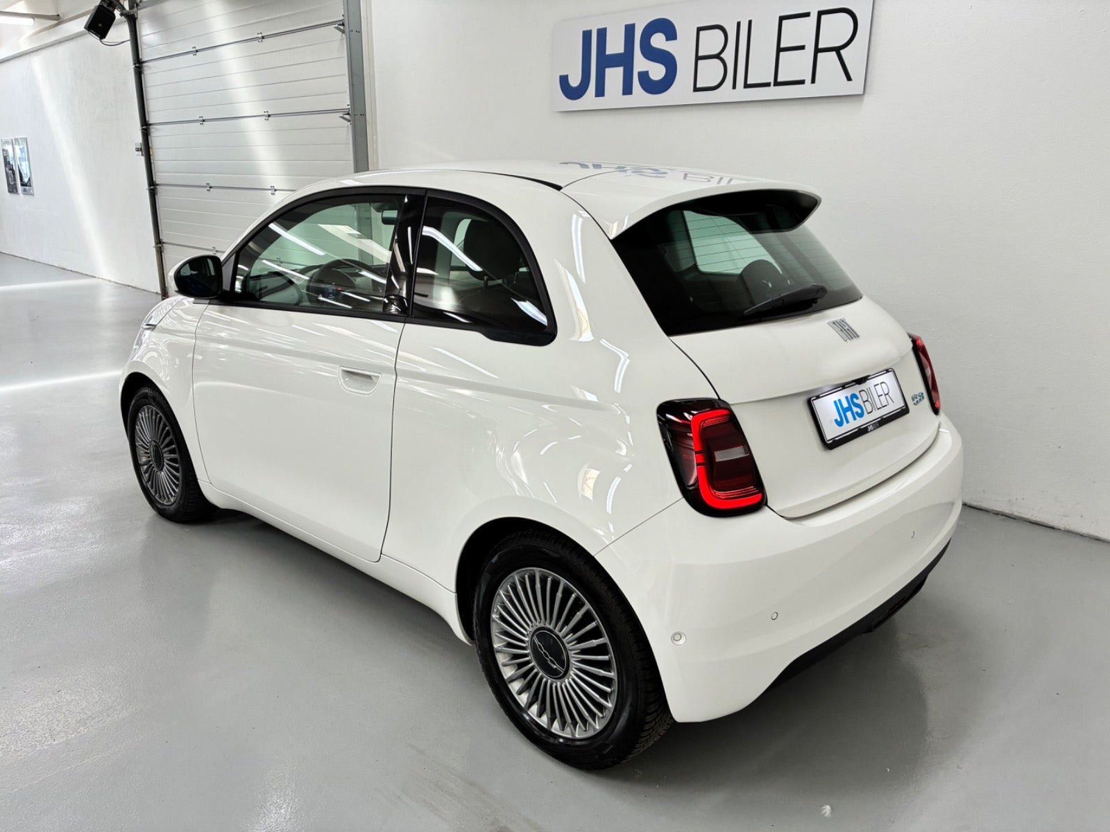 Hvid Fiat 500e fra 2023