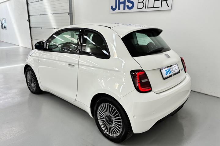 Hvid Fiat 500e fra 2023