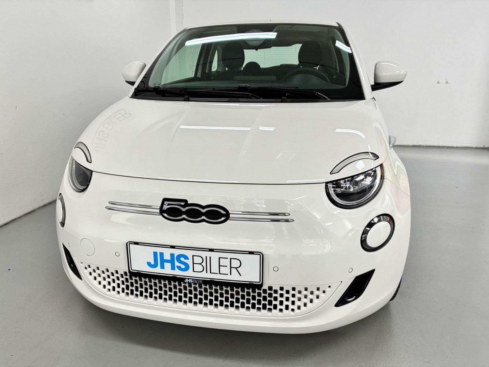 Hvid Fiat 500e fra 2023