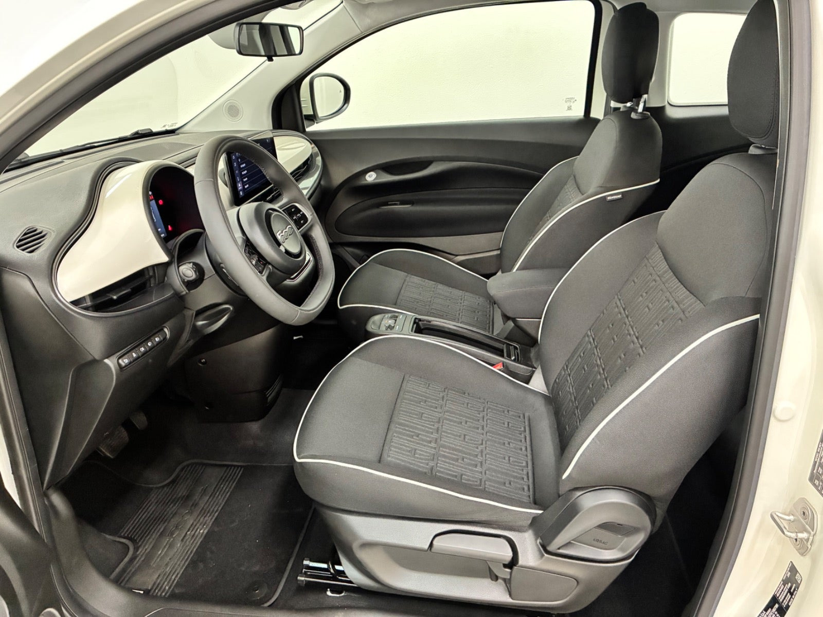 Hvid Fiat 500e fra 2023