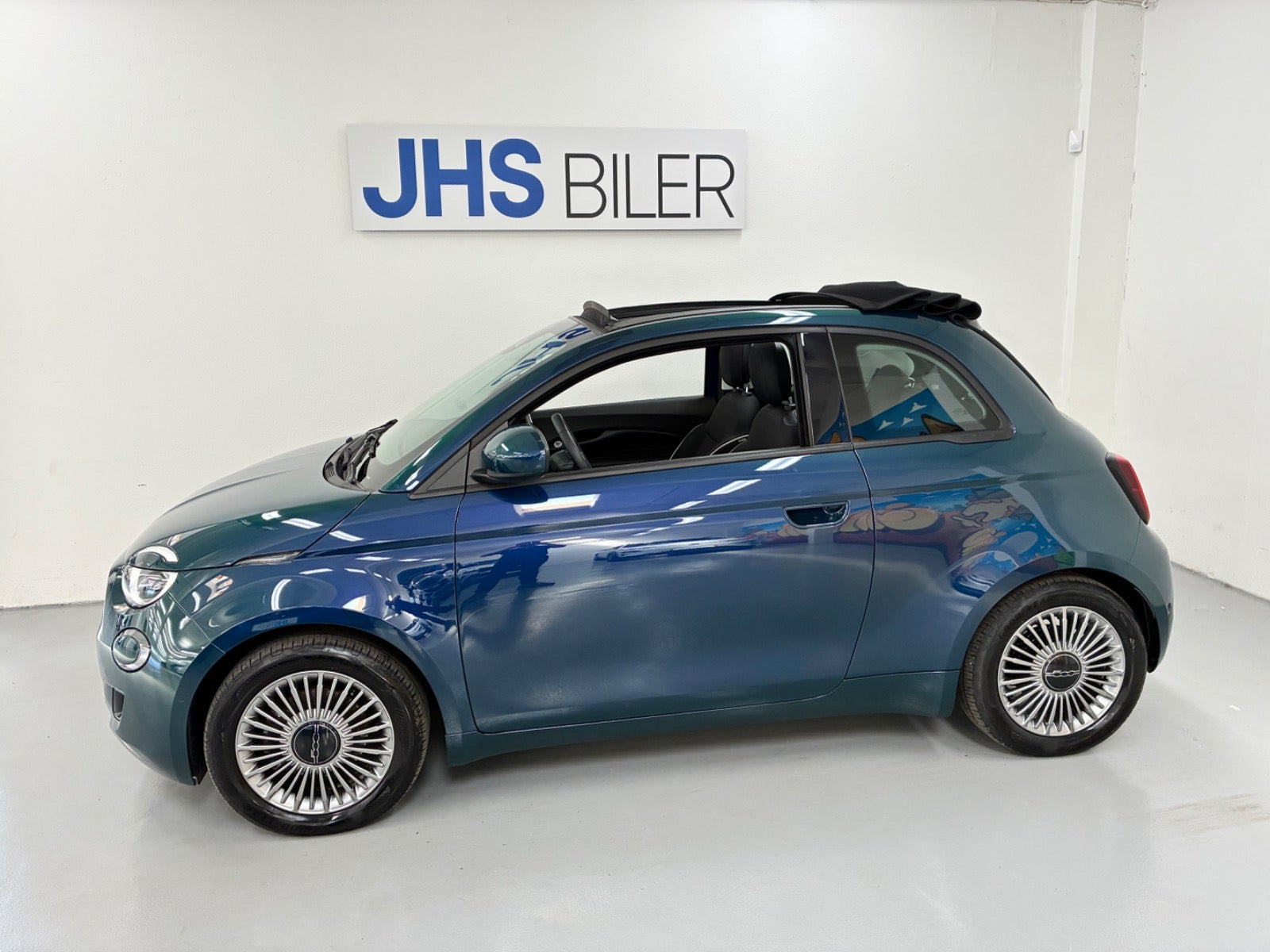 Blå Fiat 500e fra 2023