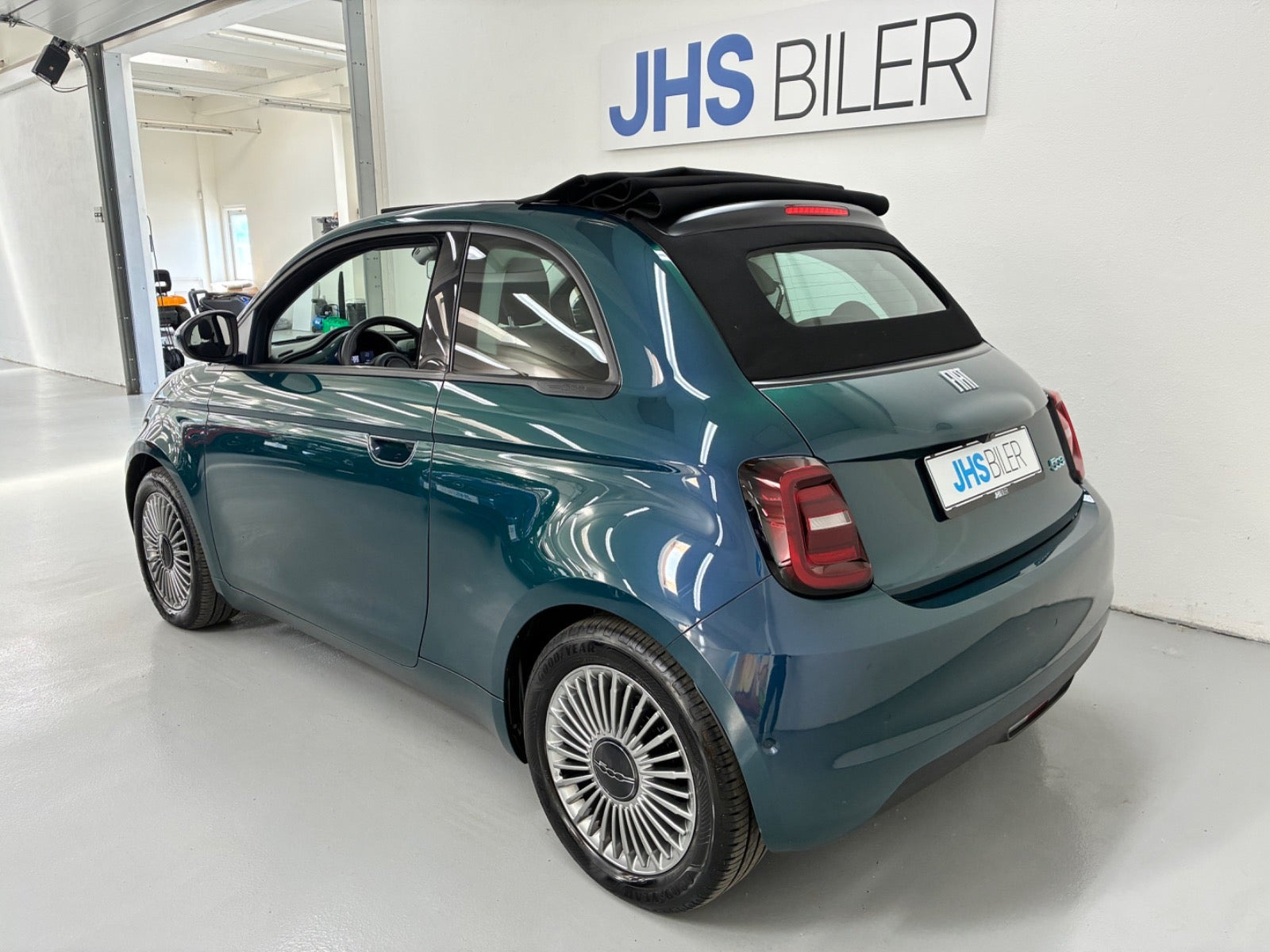 Blå Fiat 500e fra 2023