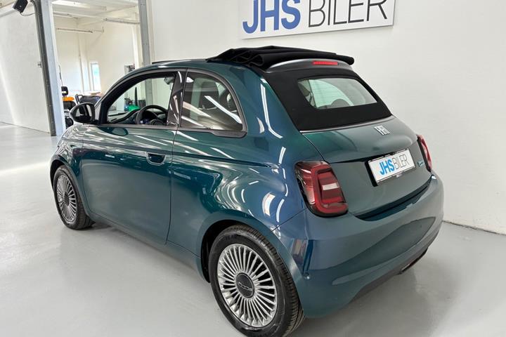 Blå Fiat 500e fra 2023