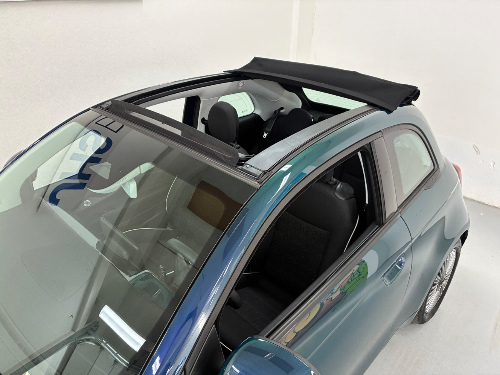Blå Fiat 500e fra 2023