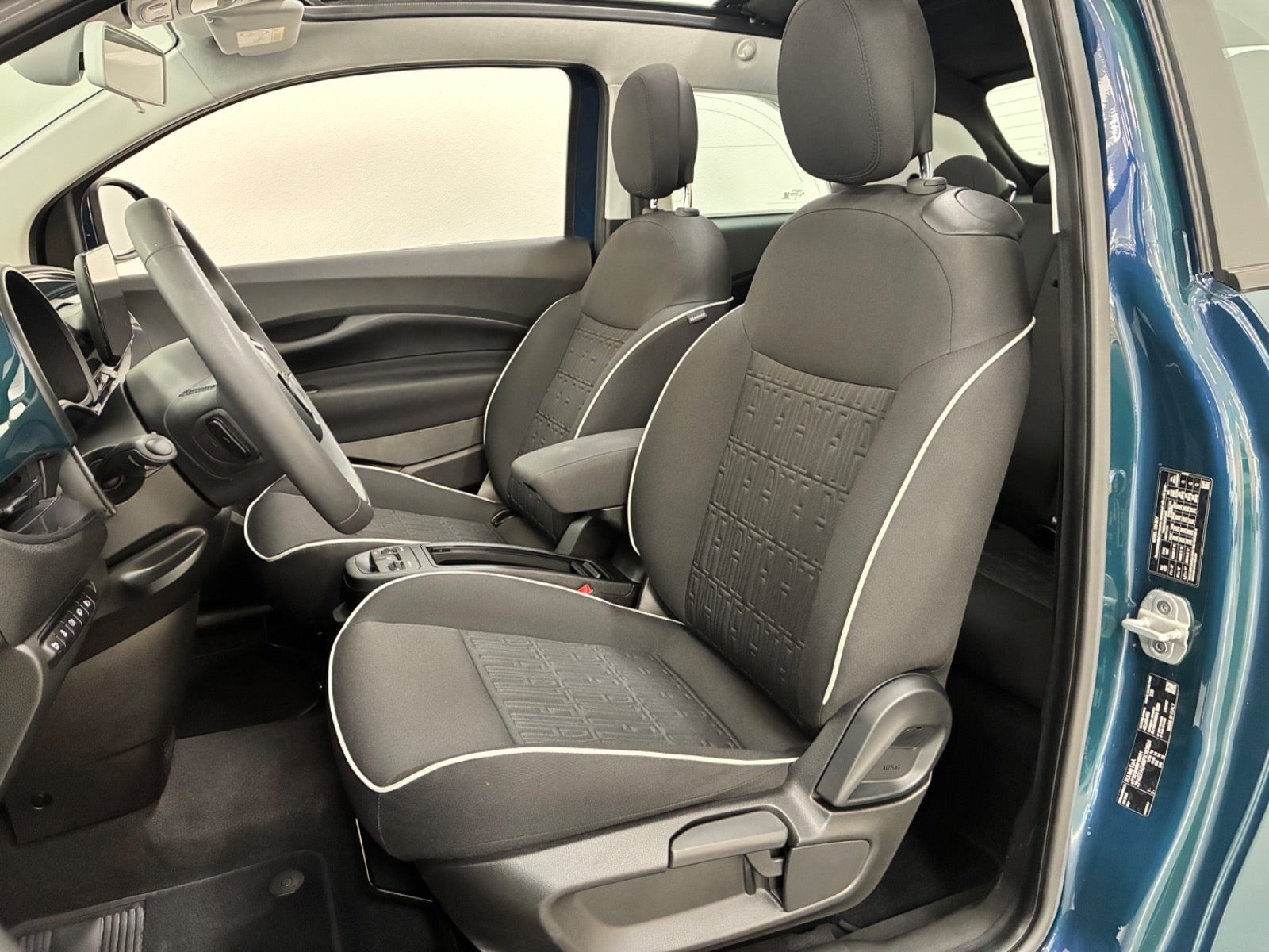 Blå Fiat 500e fra 2023