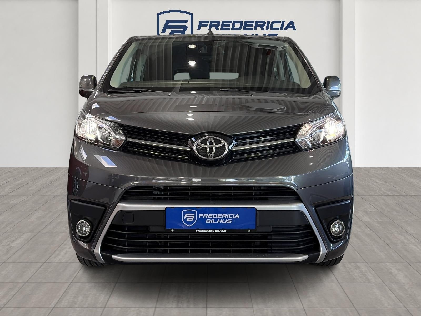 Grå Toyota Proace Verso fra 2021