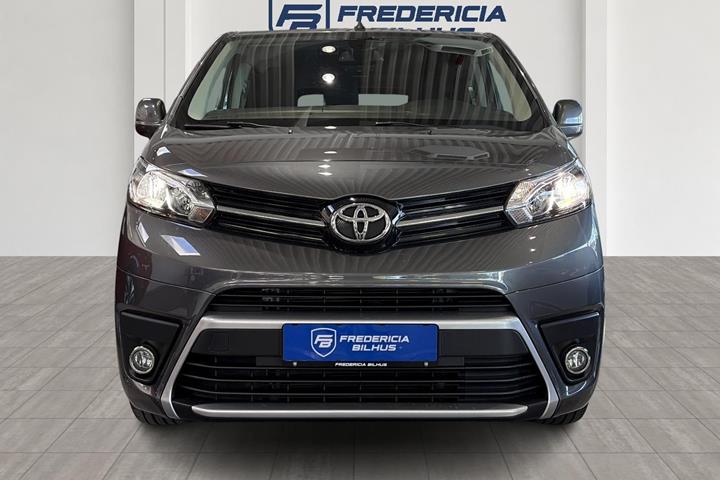 Grå Toyota Proace Verso fra 2021