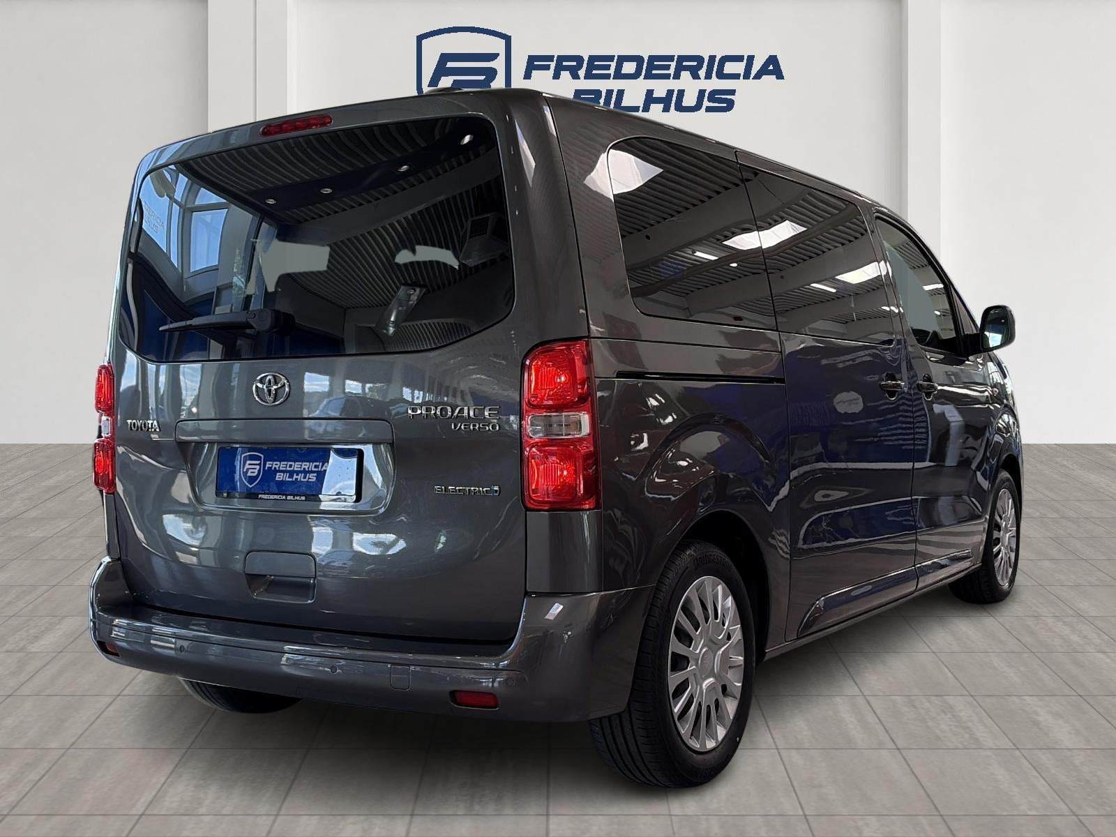 Grå Toyota Proace Verso fra 2021