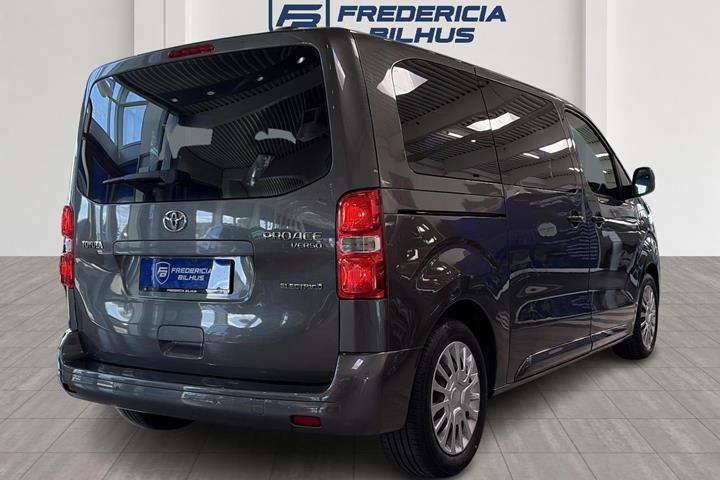 Grå Toyota Proace Verso fra 2021