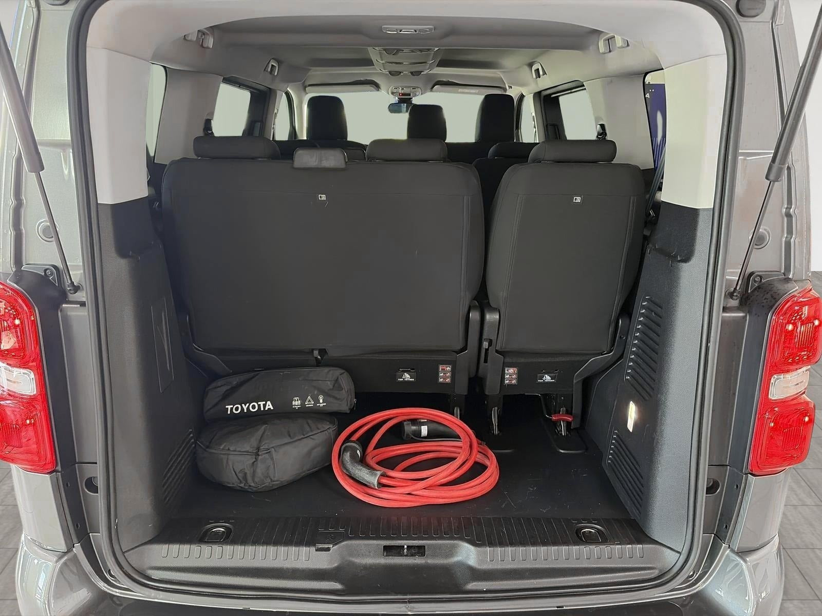 Grå Toyota Proace Verso fra 2021