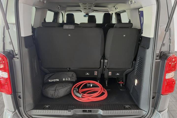 Grå Toyota Proace Verso fra 2021