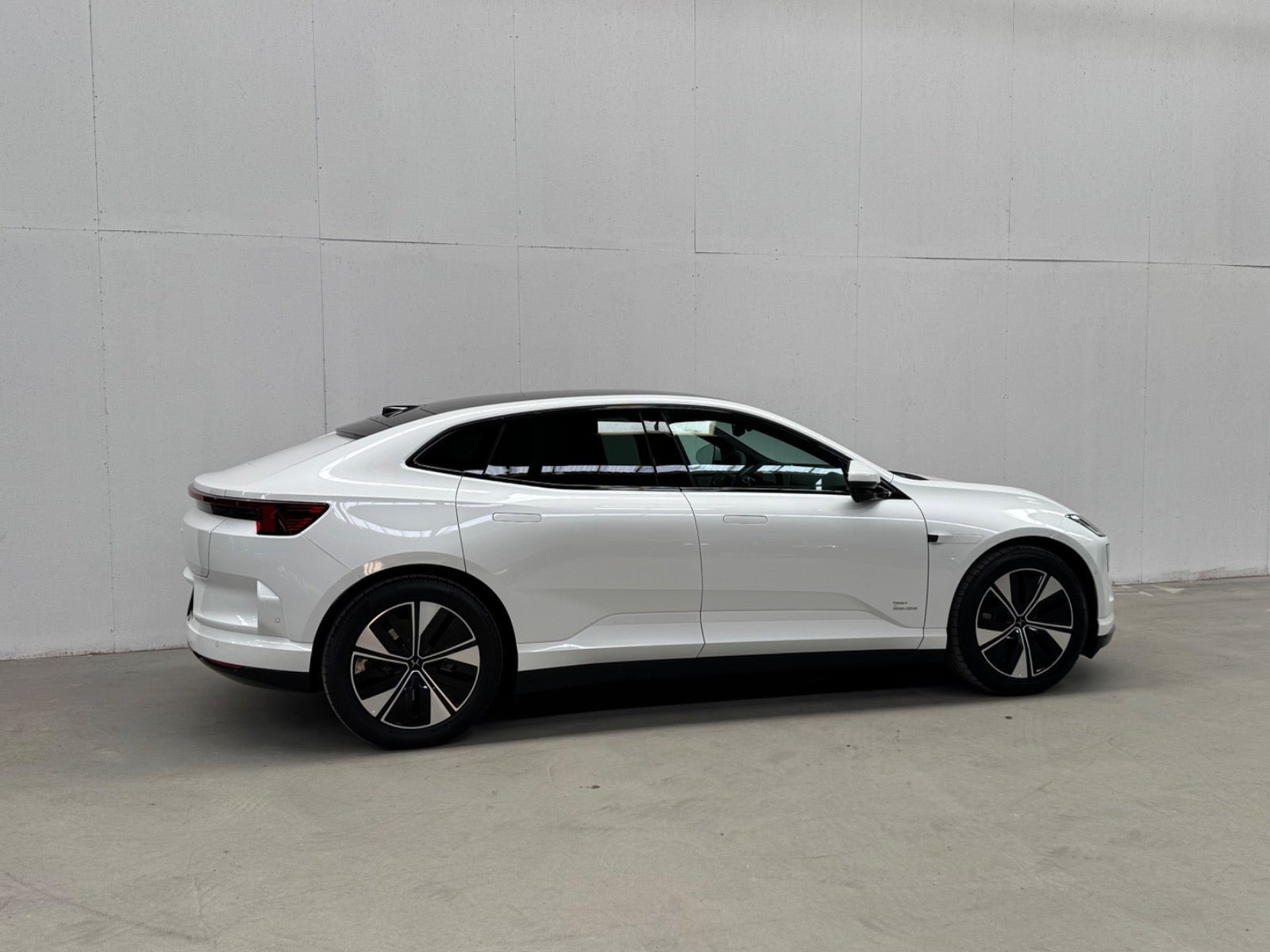 Hvid Polestar 4 fra 2025