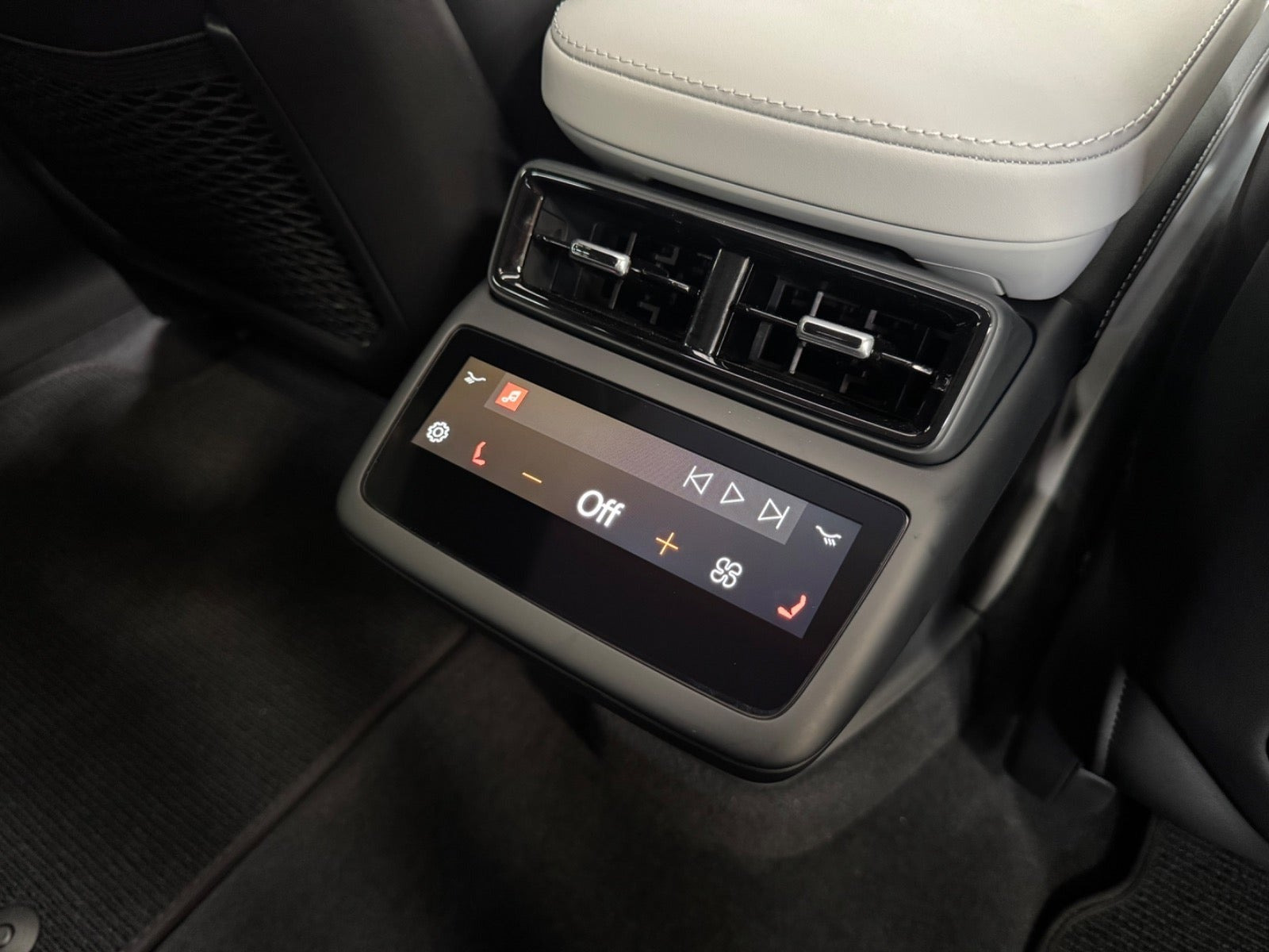 Hvid Polestar 4 fra 2025