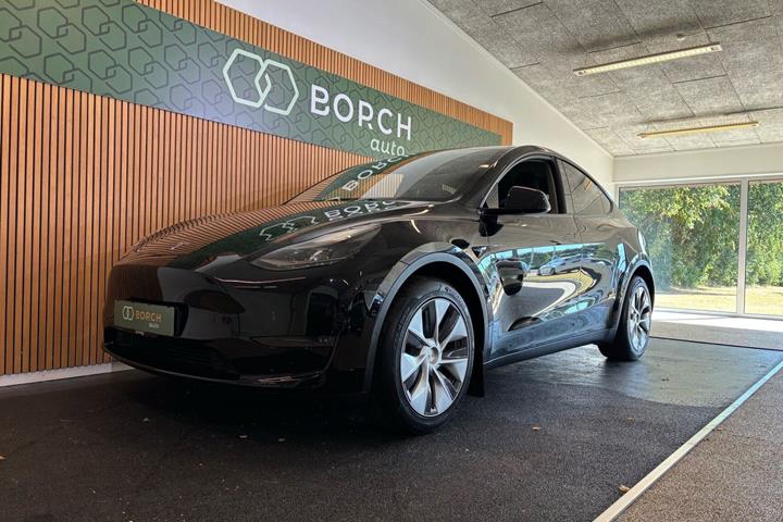 Sort Tesla Model Y fra 2022 set udefra