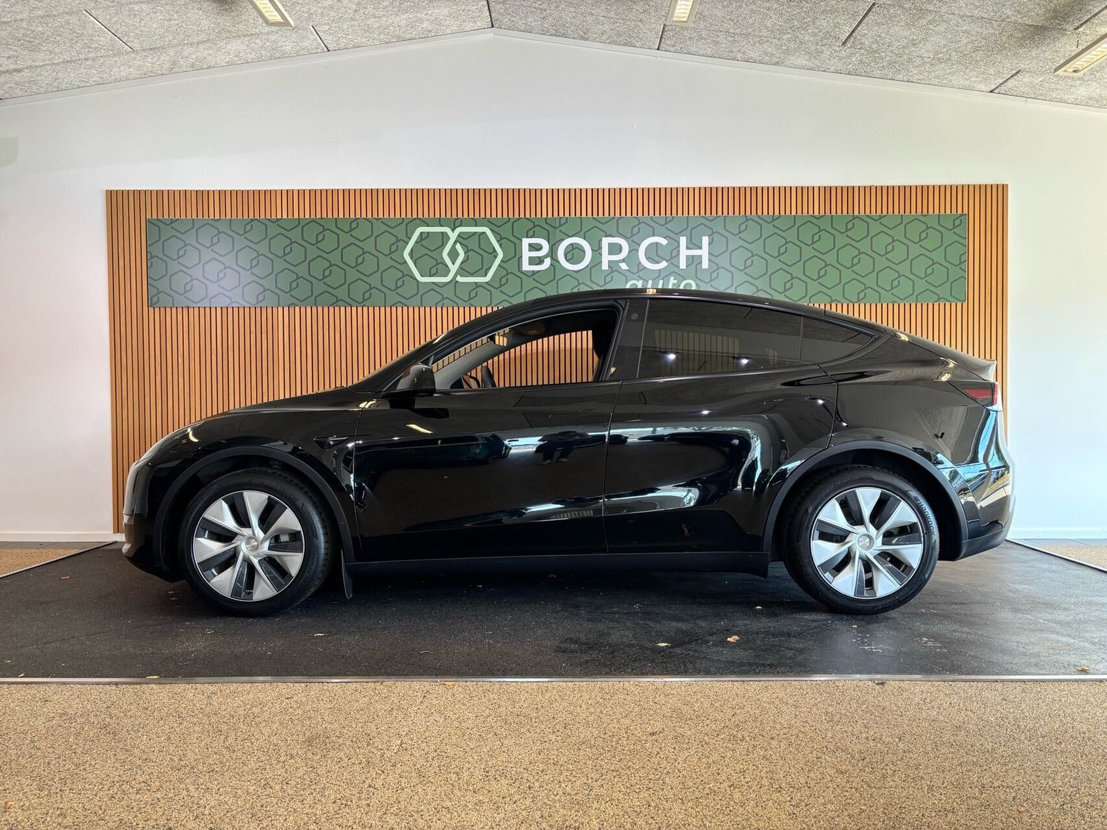 Sort Tesla Model Y fra 2022