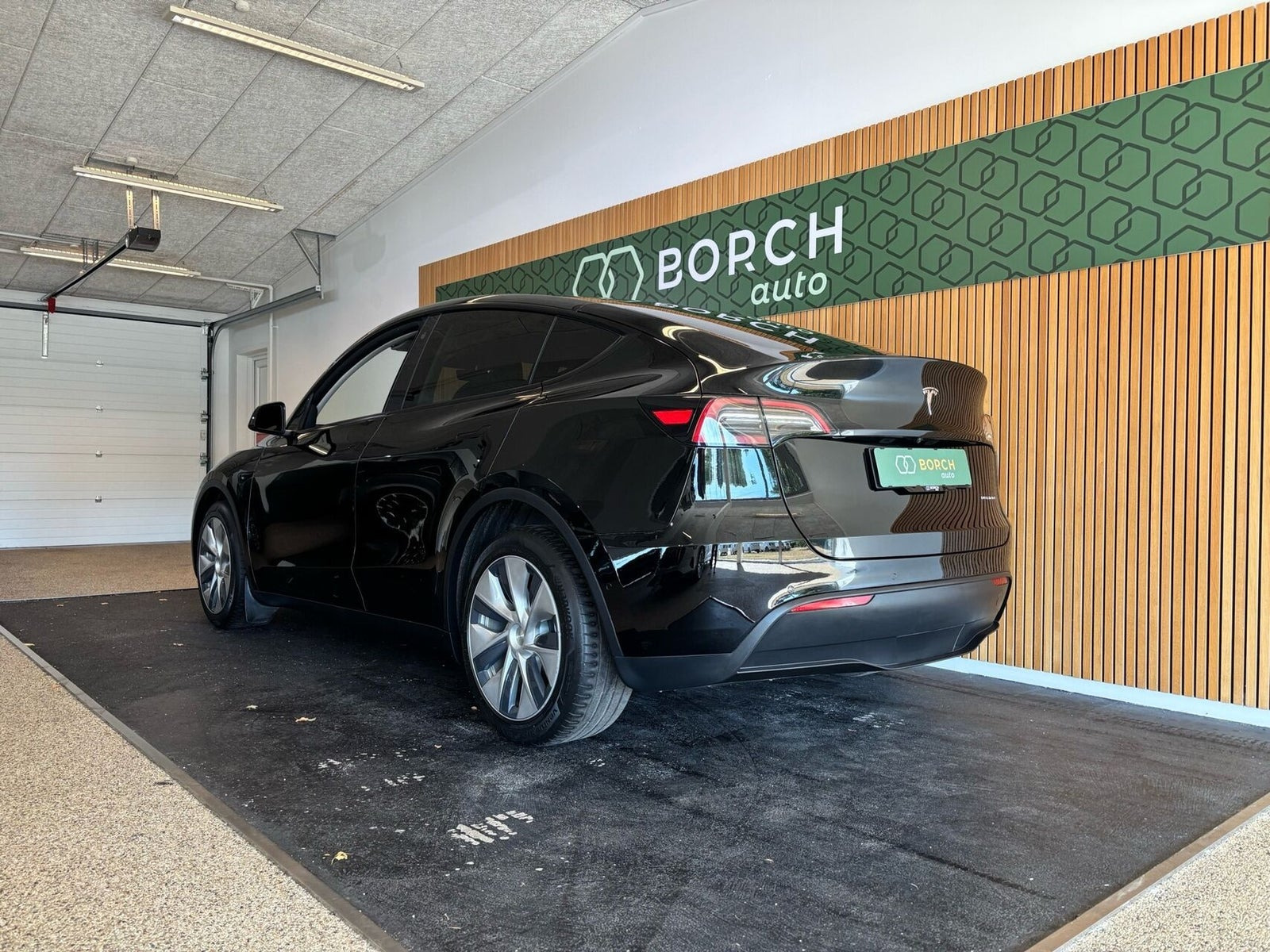 Sort Tesla Model Y fra 2022