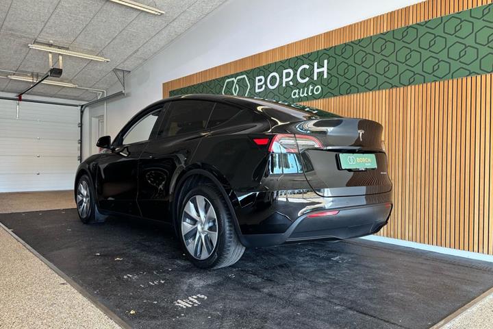 Sort Tesla Model Y fra 2022