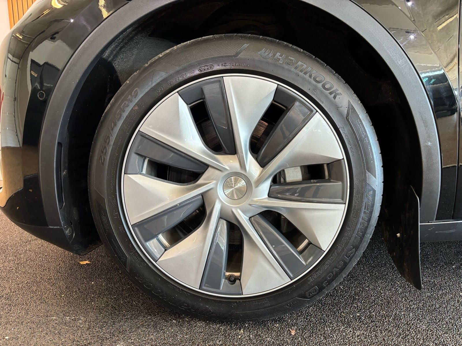 Sort Tesla Model Y fra 2022