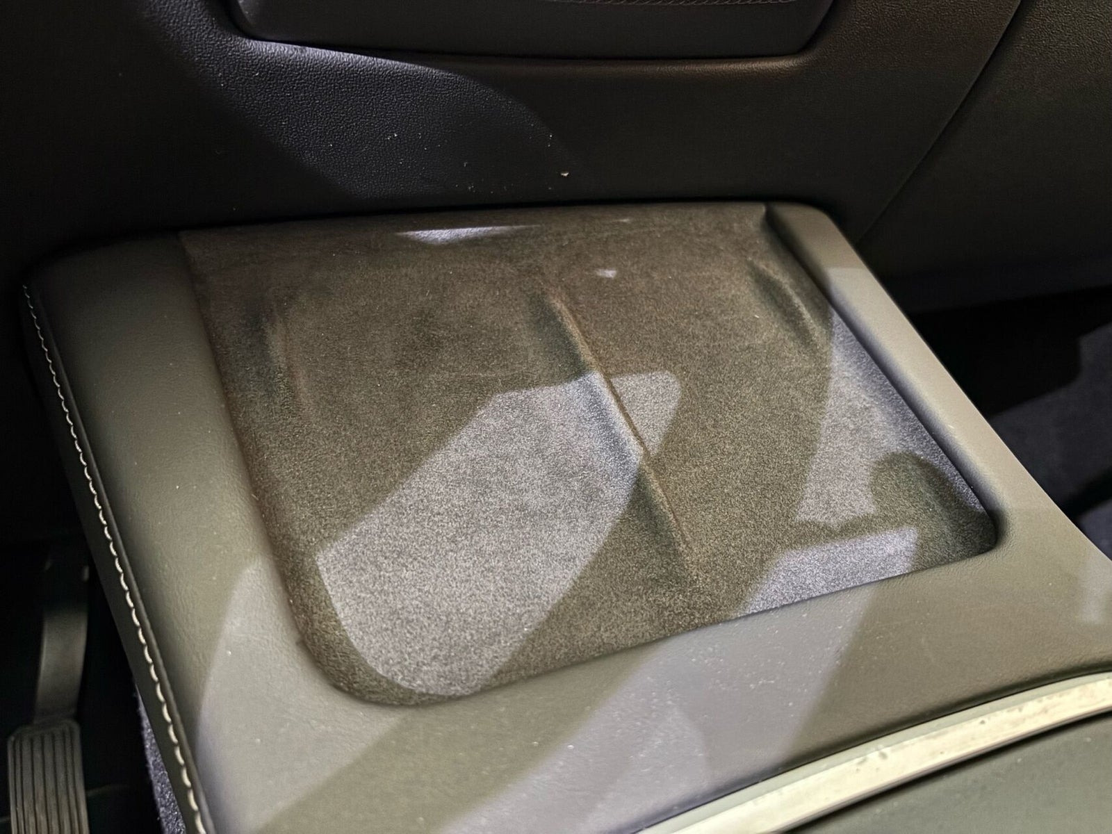 Sort Tesla Model Y fra 2022