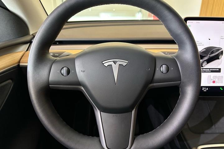 Sort Tesla Model Y fra 2022