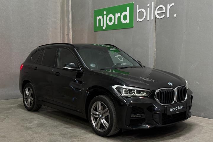 Sort BMW X1 fra 2021 set udefra