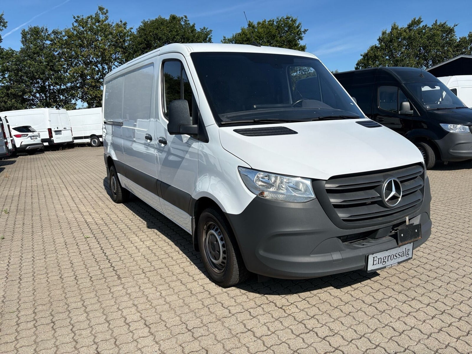 Hvid Mercedes Sprinter 215 fra 2024