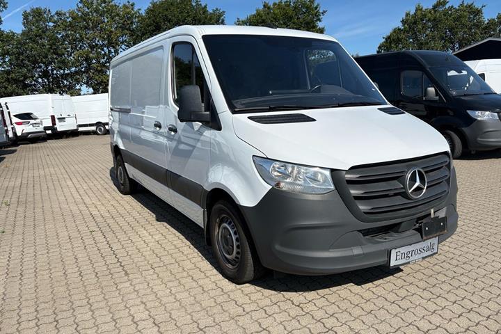 Hvid Mercedes Sprinter 215 fra 2024