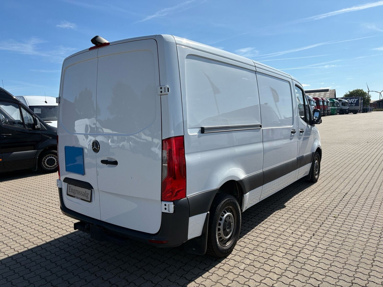 Hvid Mercedes Sprinter 215 fra 2024