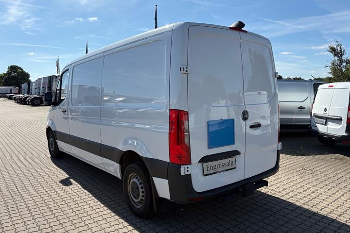 Hvid Mercedes Sprinter 215 fra 2024