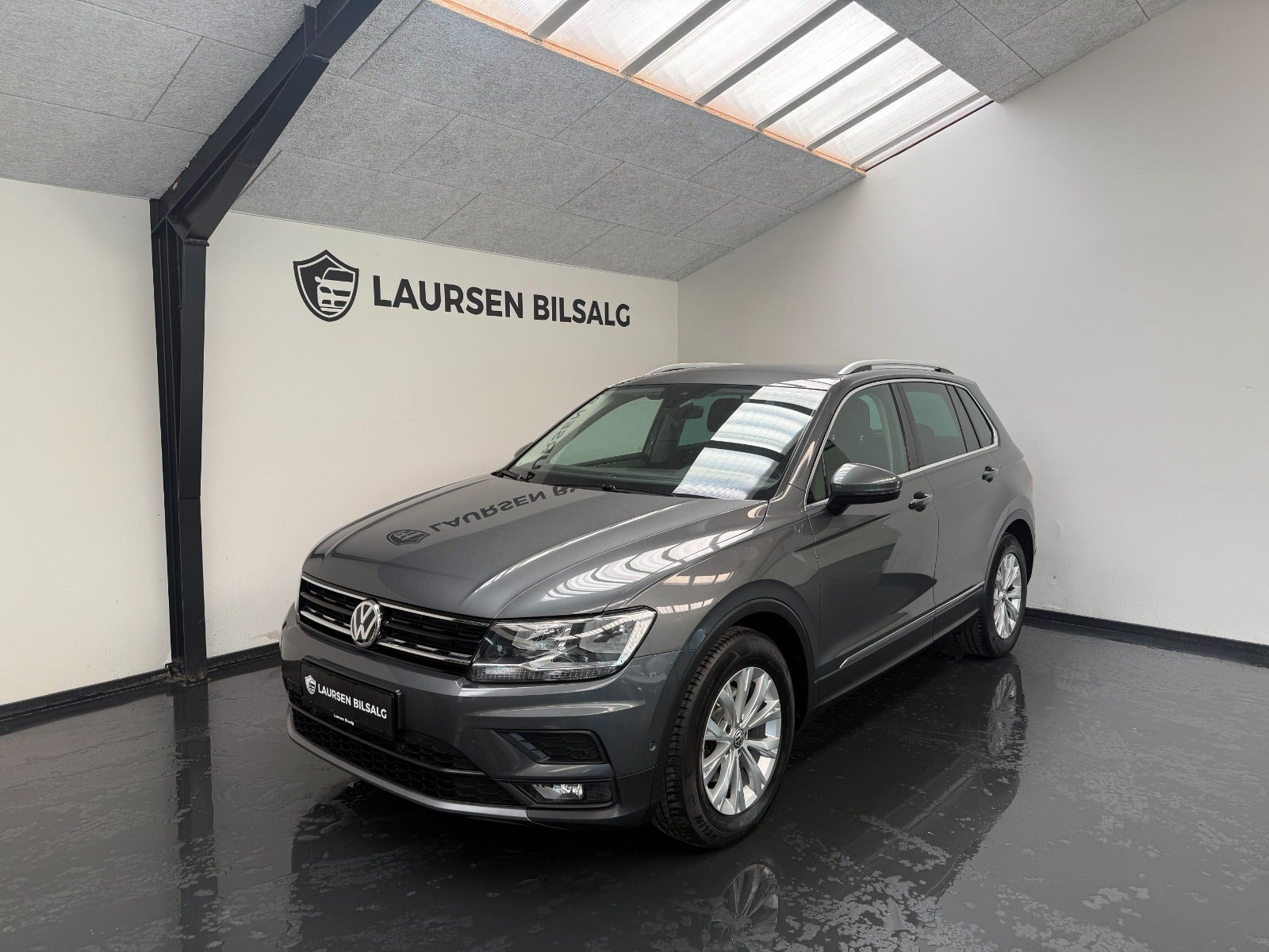 Grå VW Tiguan fra 2019