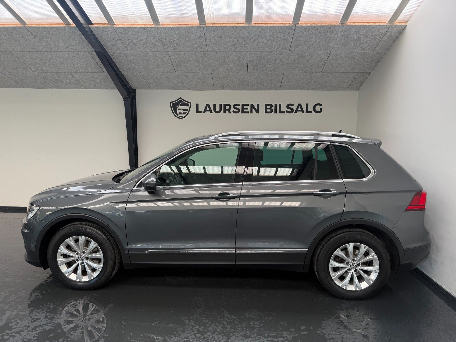 Grå VW Tiguan fra 2019