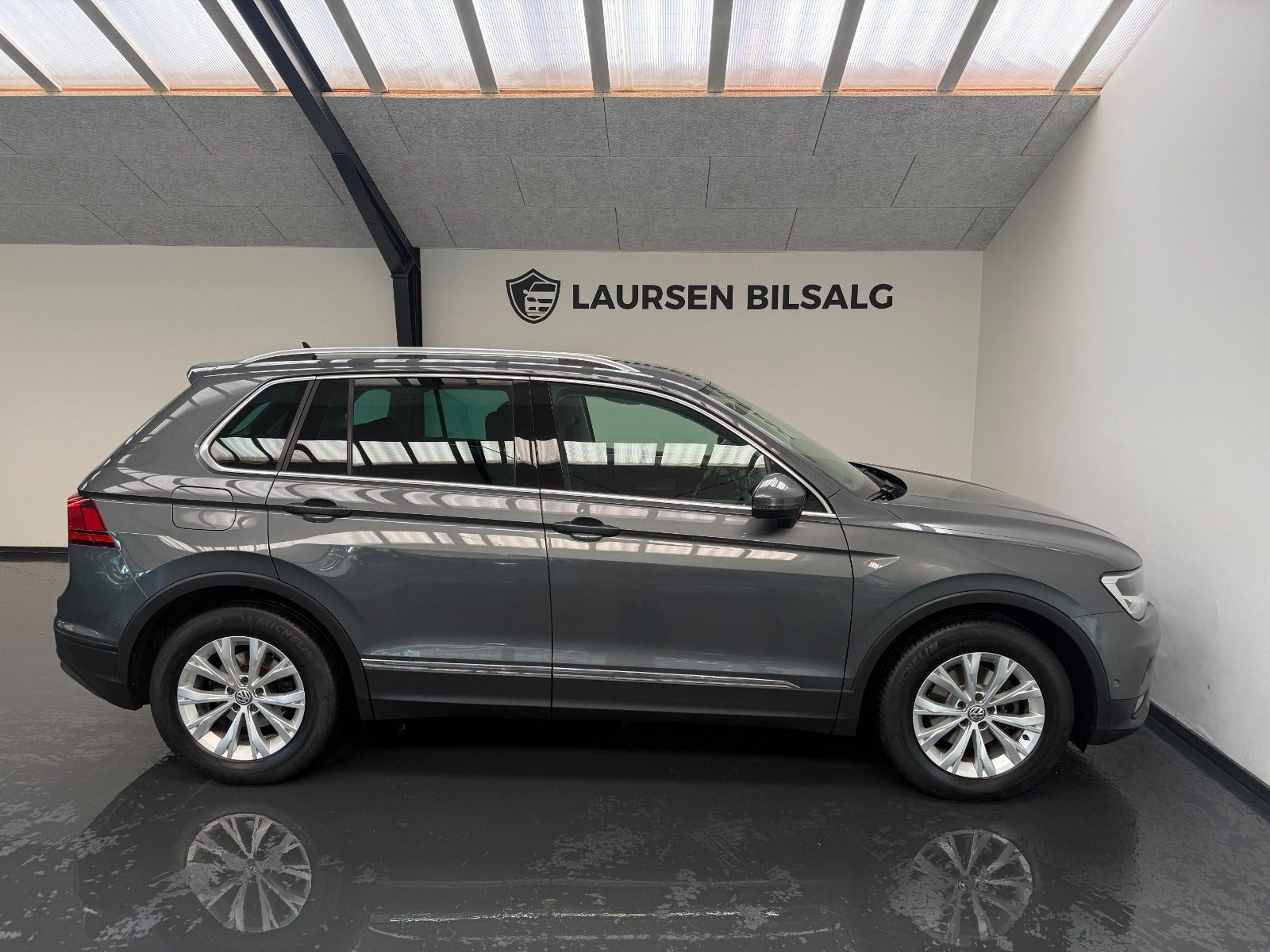 Grå VW Tiguan fra 2019