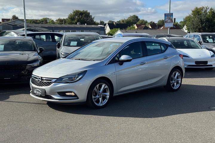 Sølv Opel Astra fra 2016