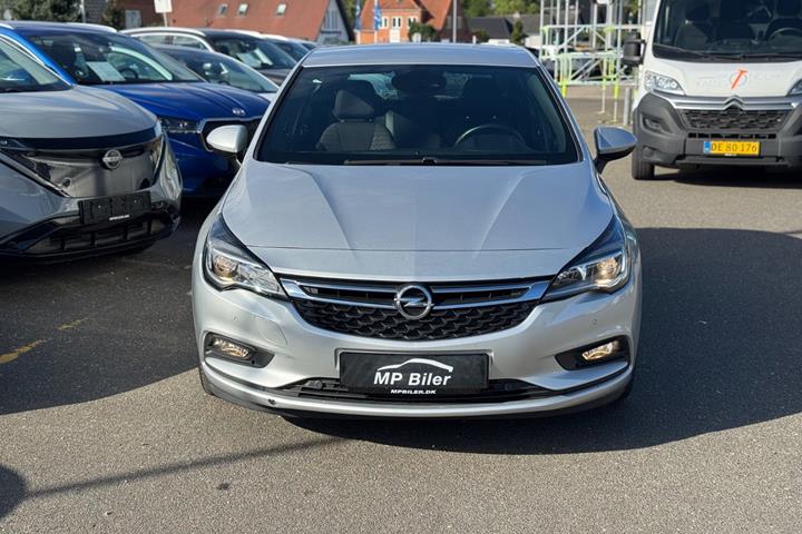 Sølv Opel Astra fra 2016