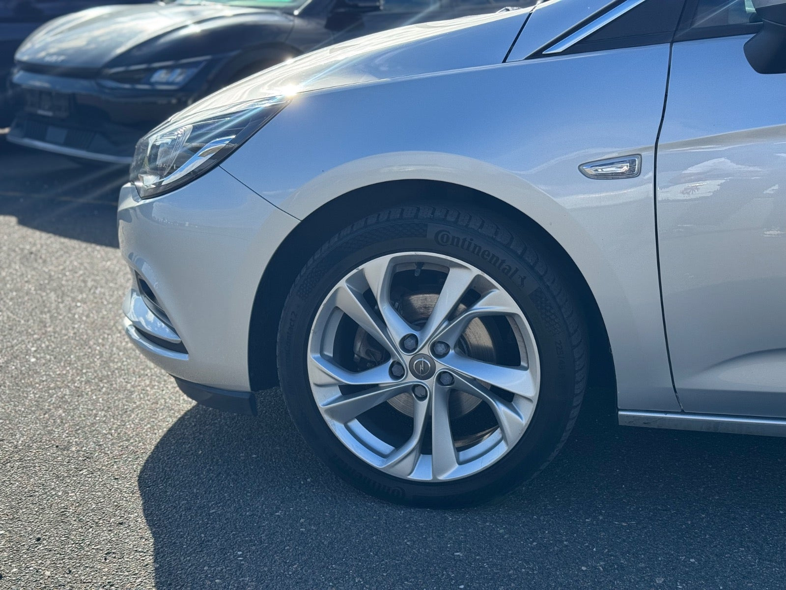 Sølv Opel Astra fra 2016