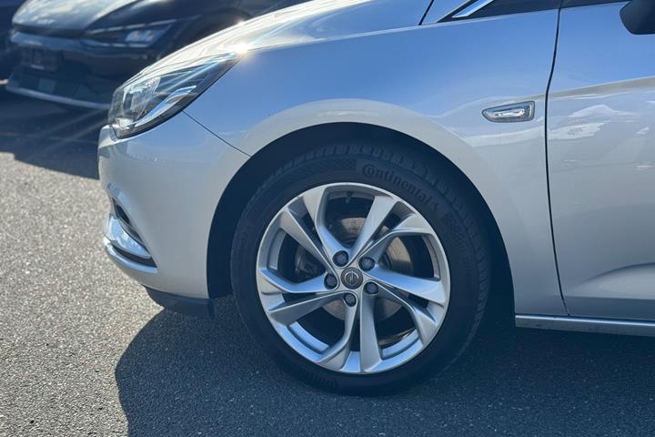 Sølv Opel Astra fra 2016