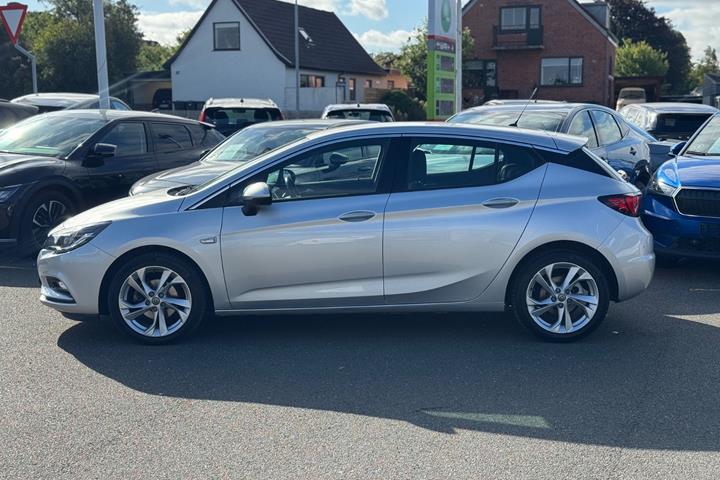 Sølv Opel Astra fra 2016