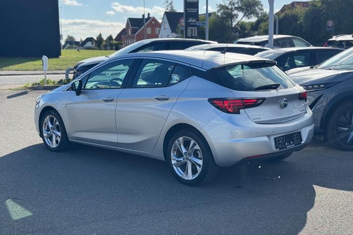 Sølv Opel Astra fra 2016