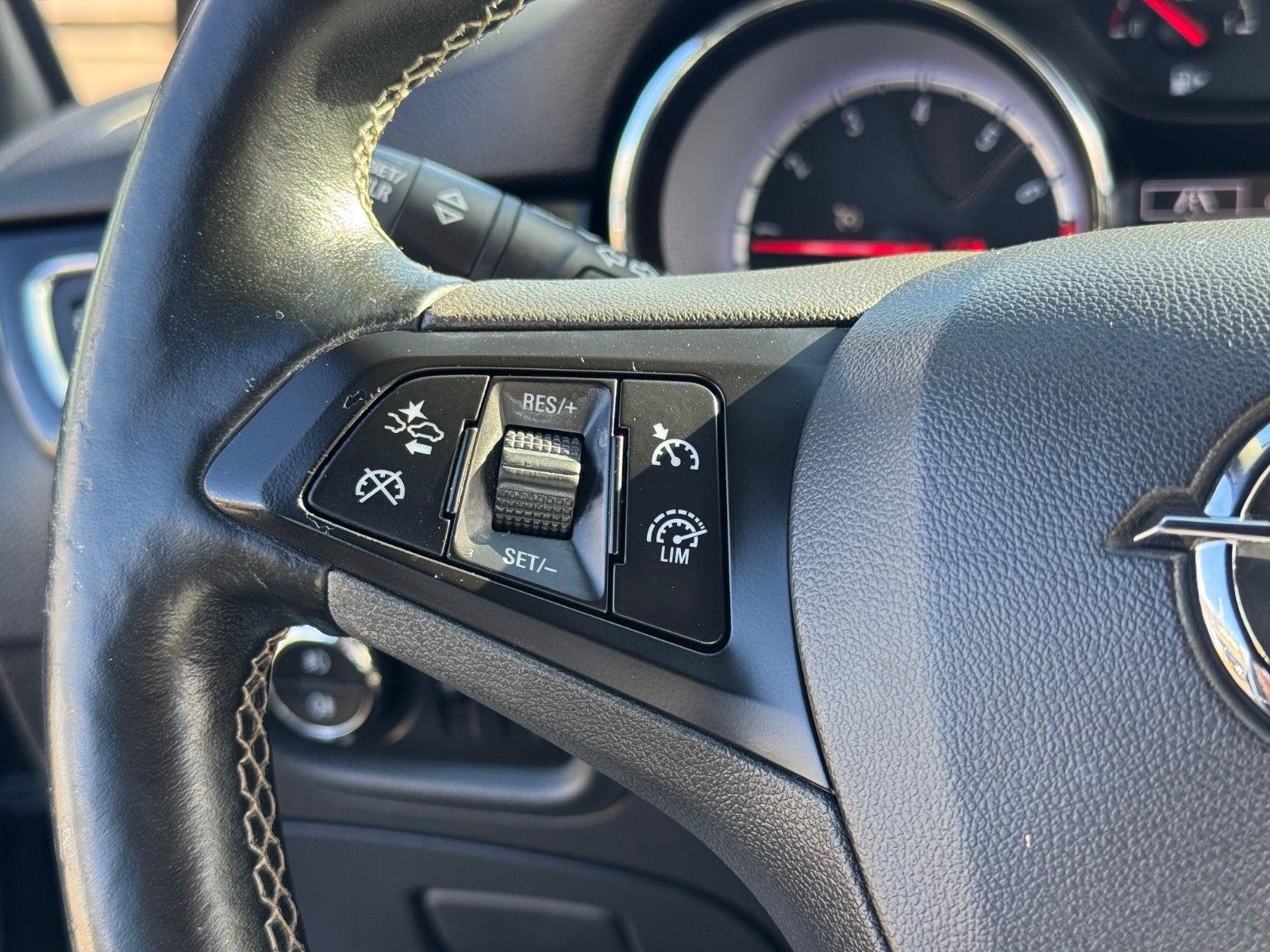 Sølv Opel Astra fra 2016
