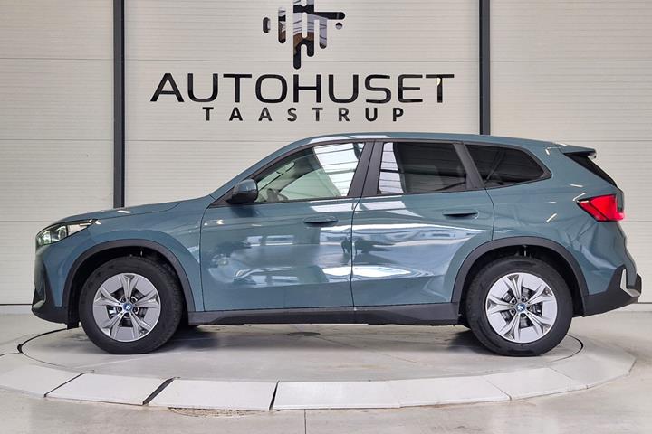 Grøn BMW iX1 fra 2023