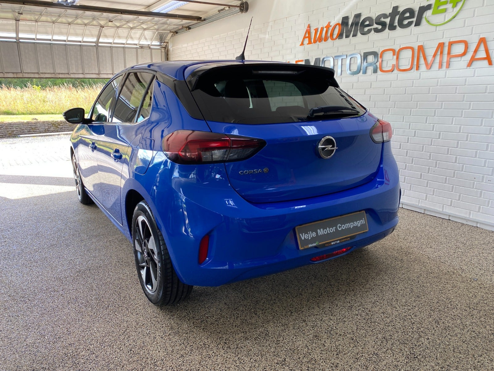 Blå Opel Corsa-e fra 2023