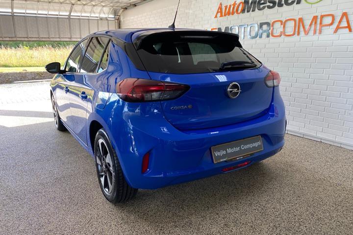 Blå Opel Corsa-e fra 2023