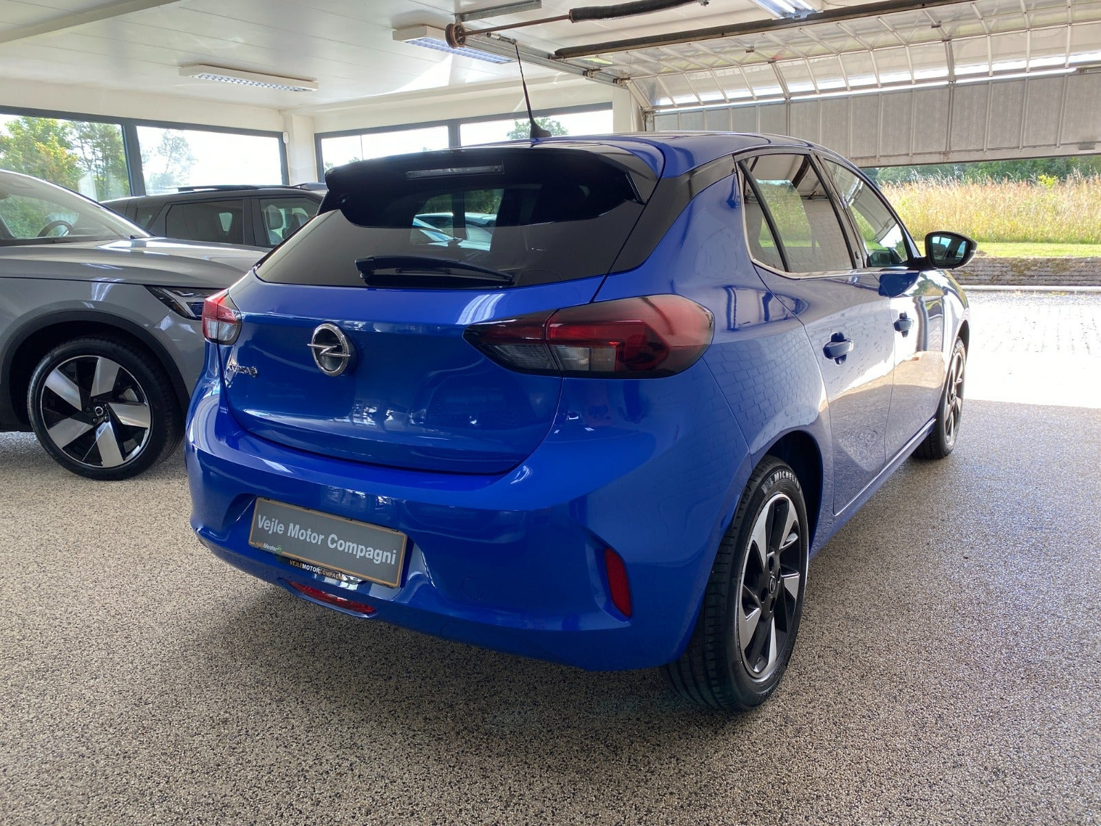 Blå Opel Corsa-e fra 2023