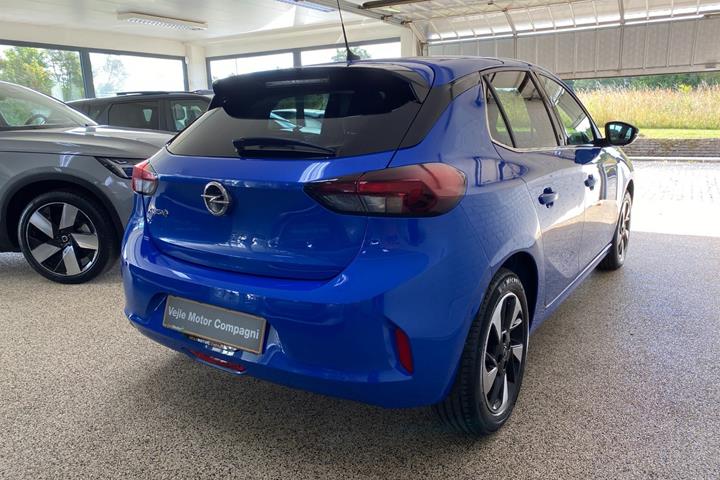 Blå Opel Corsa-e fra 2023