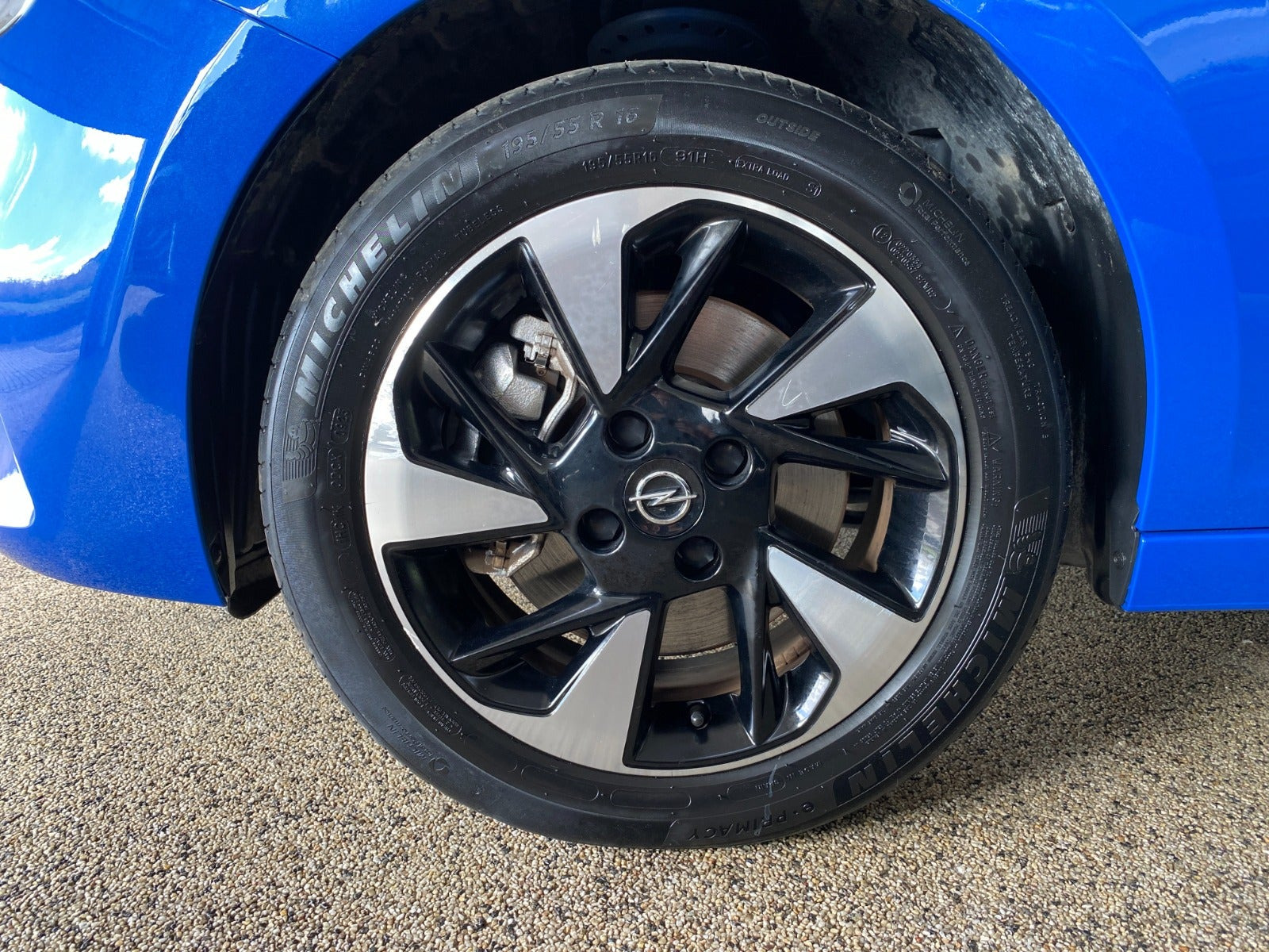 Blå Opel Corsa-e fra 2023