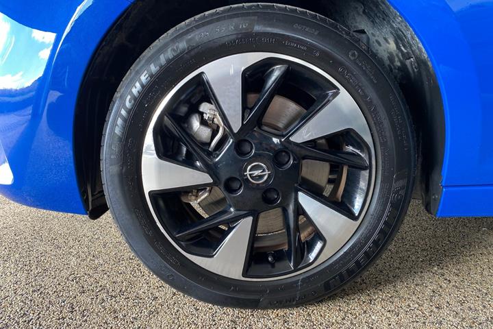 Blå Opel Corsa-e fra 2023