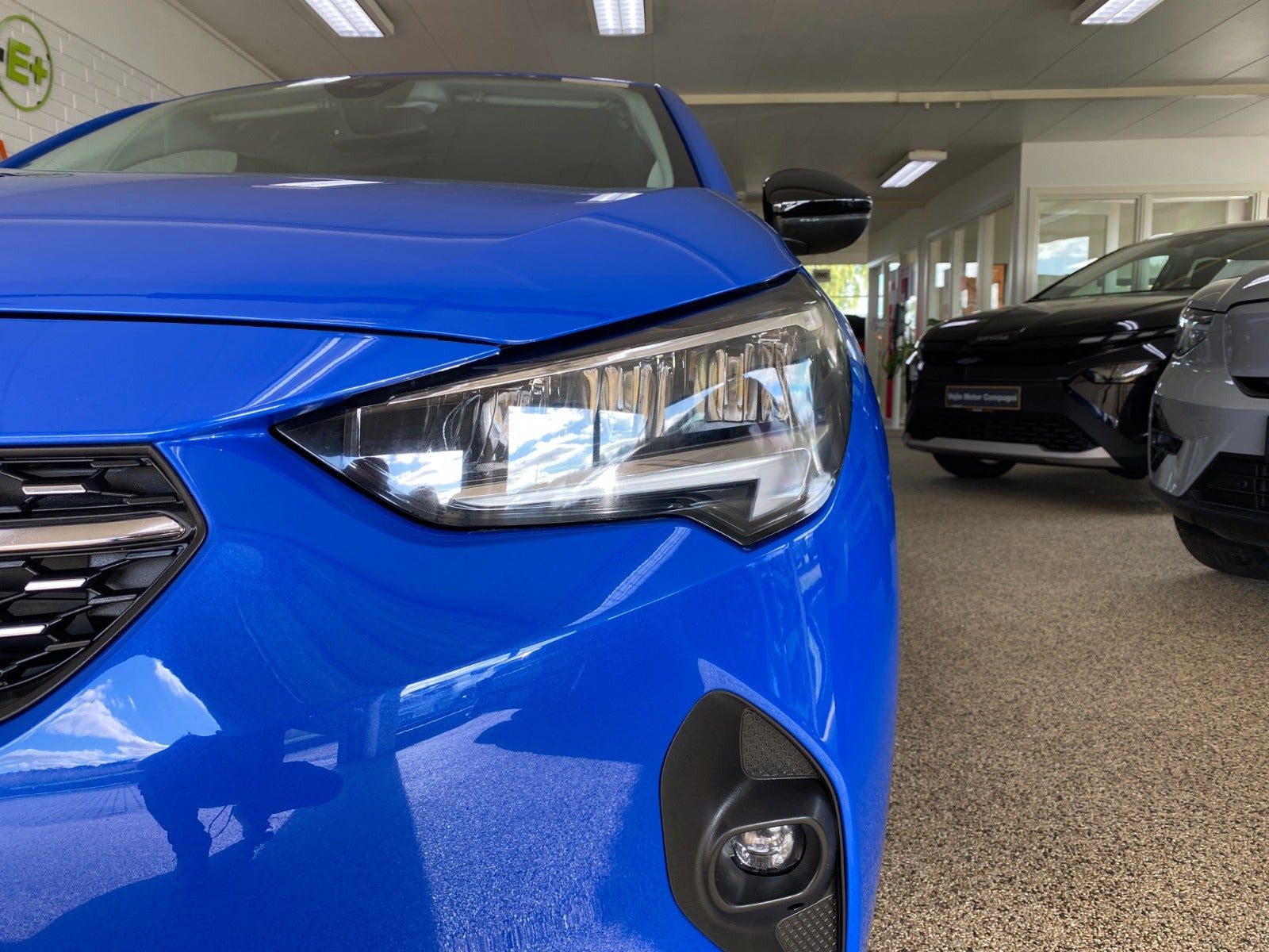 Blå Opel Corsa-e fra 2023