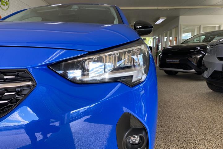 Blå Opel Corsa-e fra 2023